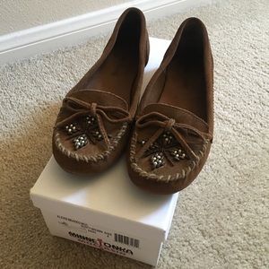 Minnetonka Alexis Beaded Moccasin; Size 6